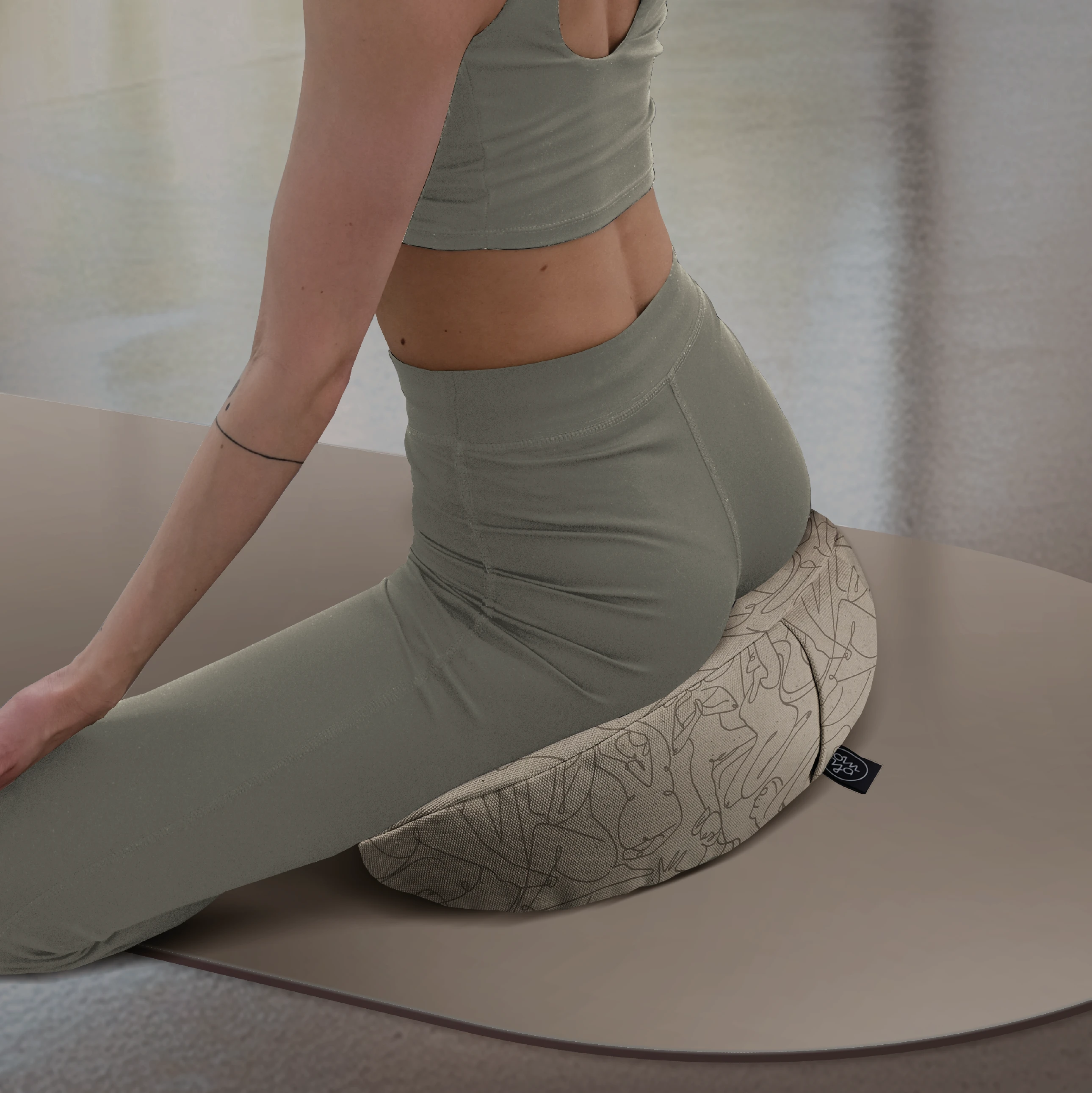 Design Yoga Halbmond Kissen - Be Goddess